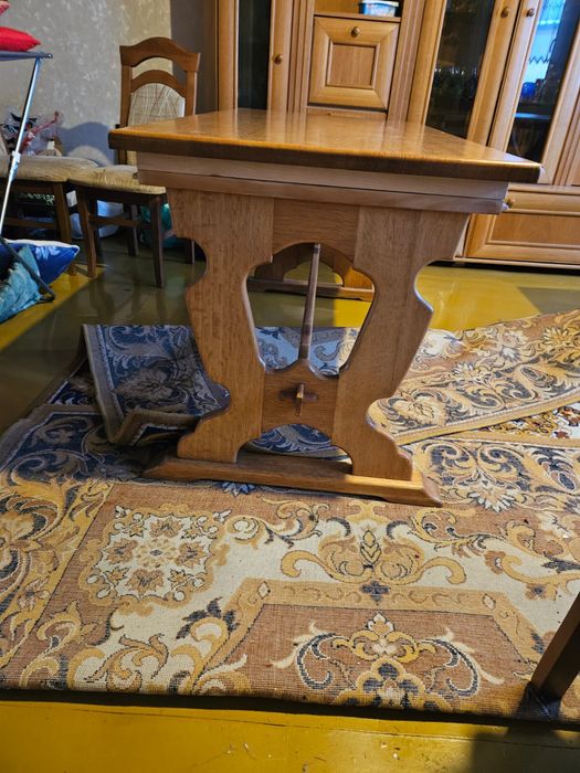 Stół dębowy lakierowany