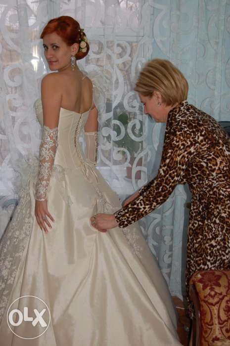 очень красивое платье со шлейфом