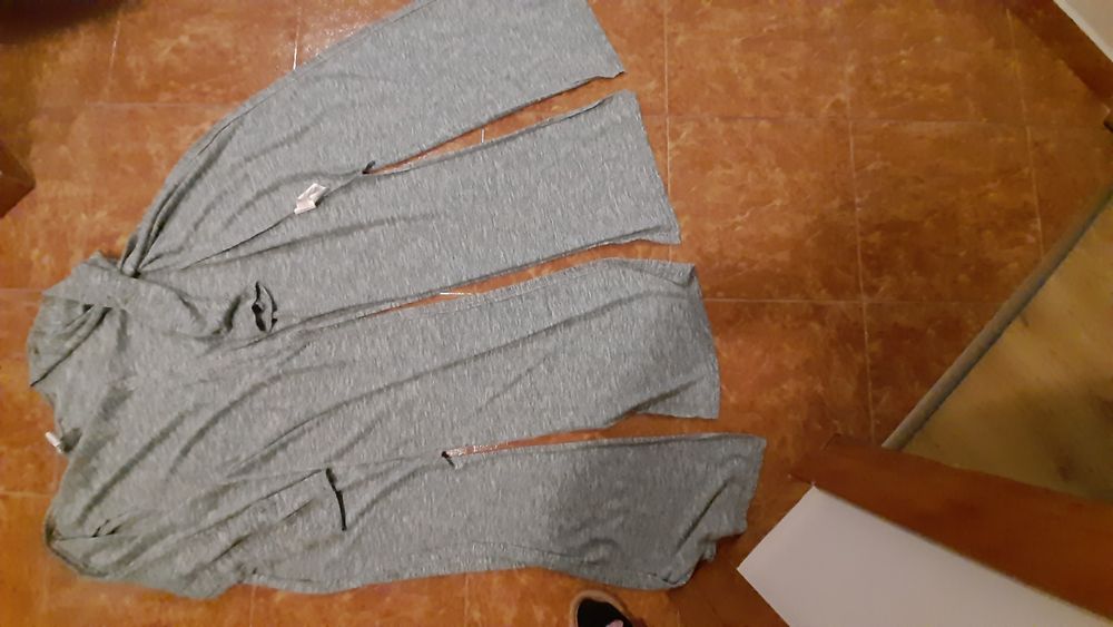 Niezapinany długi lekki sweterek z ŕękawem 3/4