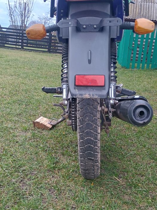 Продаєць мотоцикл