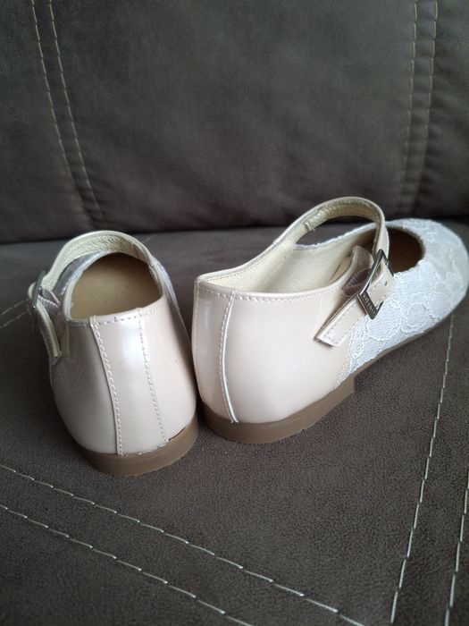 Туфлі для дівчинки, нові, розмір 27 – шкіра, лак, гіпюр
