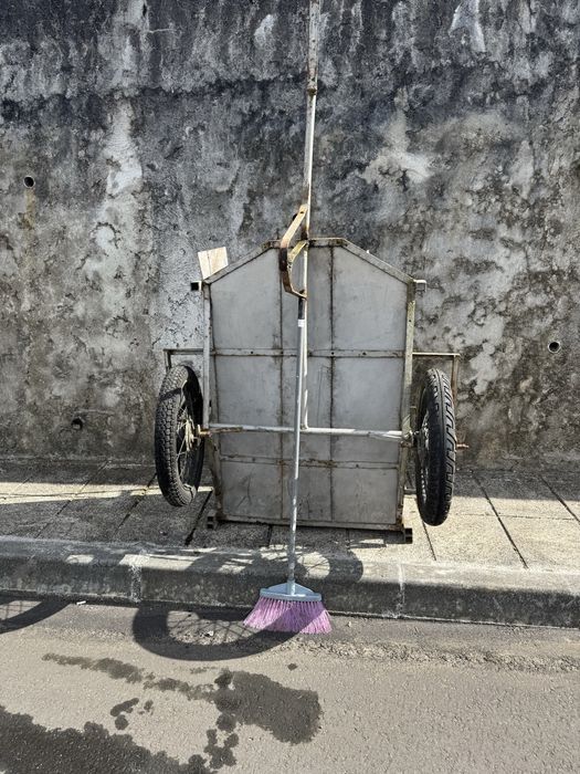carroça no estado que se encontra-se nas fotografias