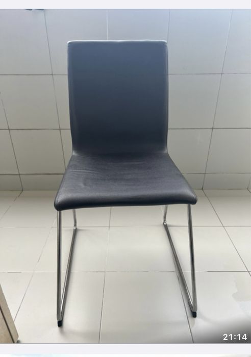 Cadeira em Pele preta