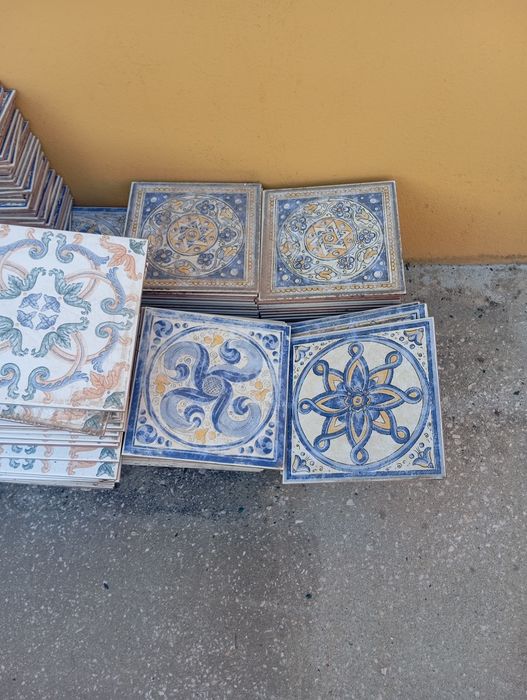 Colunas em betão, azulejos