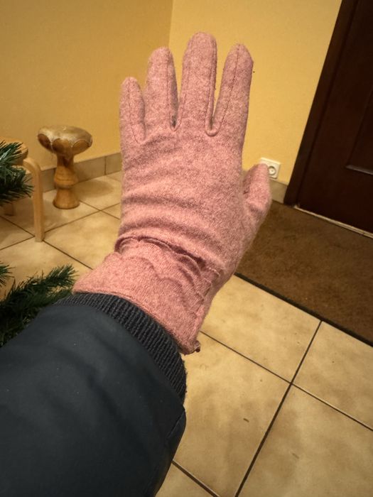 Rękawiczki czerwone skórzane i różowe delikatne materiałowe