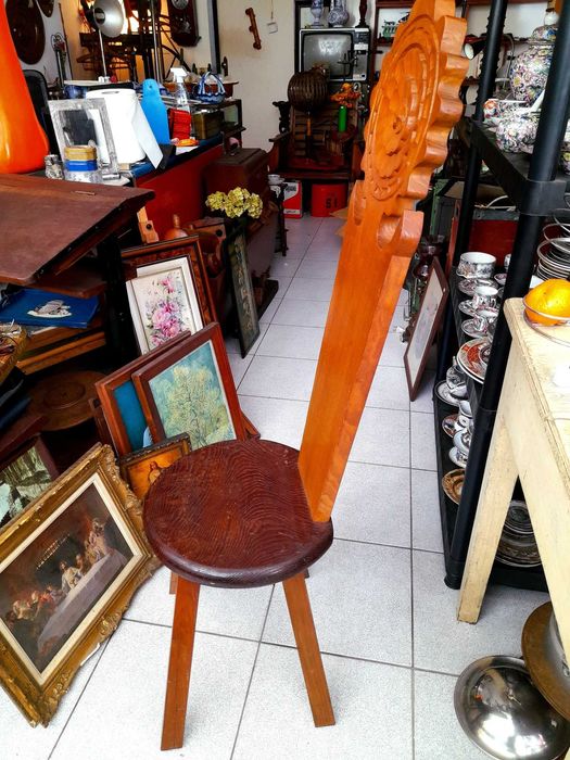 Cadeira antiga de madeira