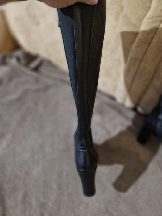 Сапоги демісезонні на каблуке чорні 38 шкіряні carlo pazilini