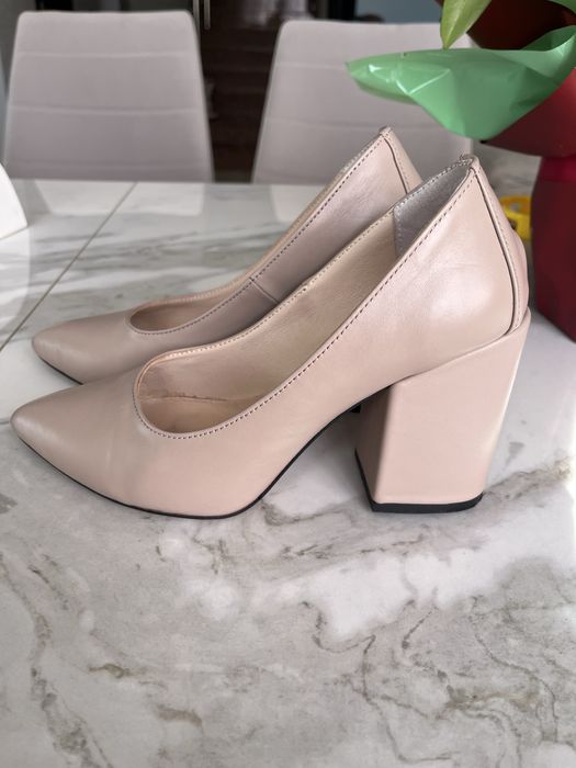 Шкіряні туфлі бежевого кольору.