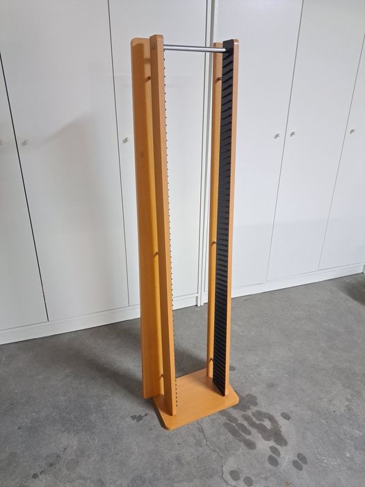 Móvel porta DVD's vertical em madeira