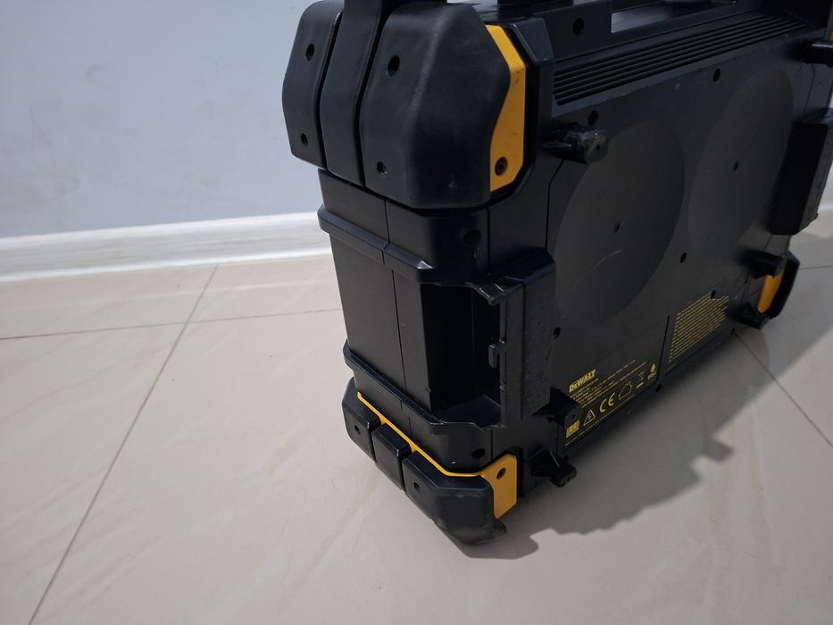 Зарядний пристрій - радіоприймач DeWALT DWST1