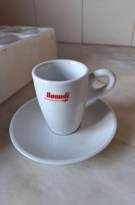 Conjunto de chavnas e pires para café.