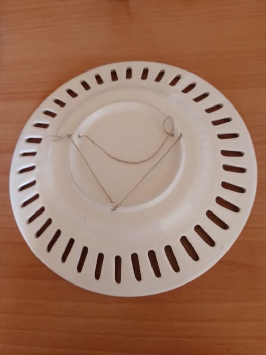 Prato grande em faiança com rebordo vazado