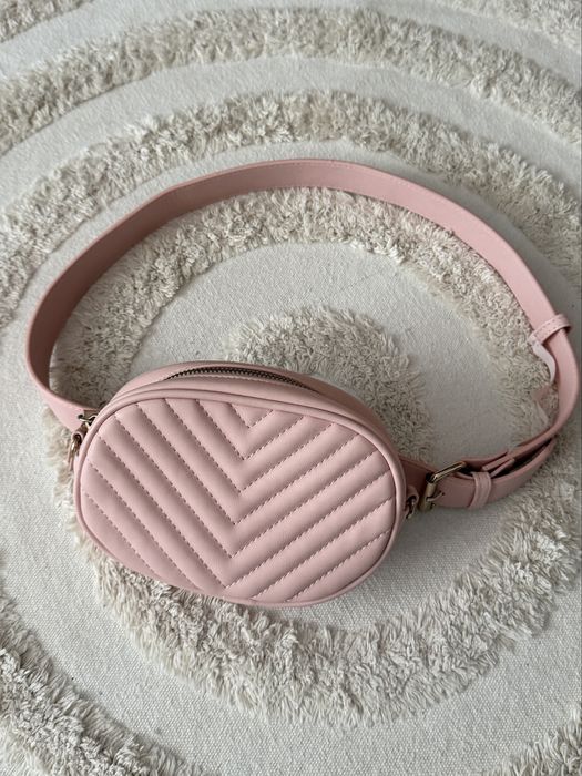 Pastelowa różowa mała pikowana nerka beltbag