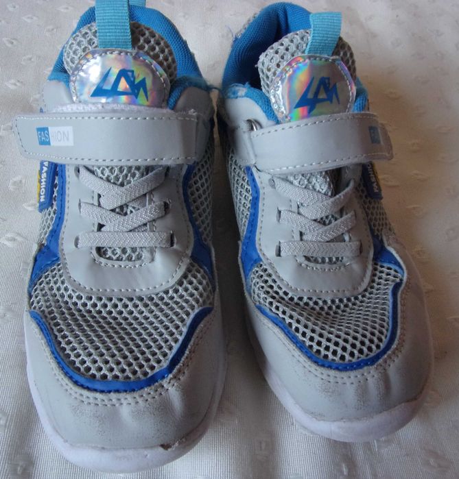 Bardzo lekkie, siateczkowe, oddychajace buty sportowe chłopiec 33/34