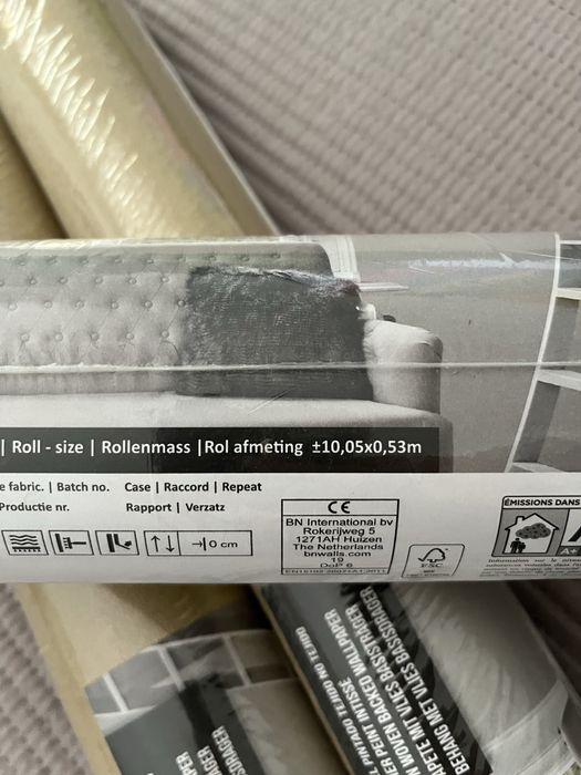 Papel de parede em tom dourado mate