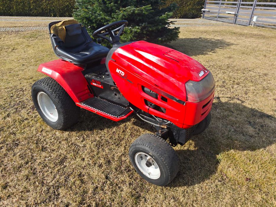 Traktorek MTD z silnikiem dwucylindrowym