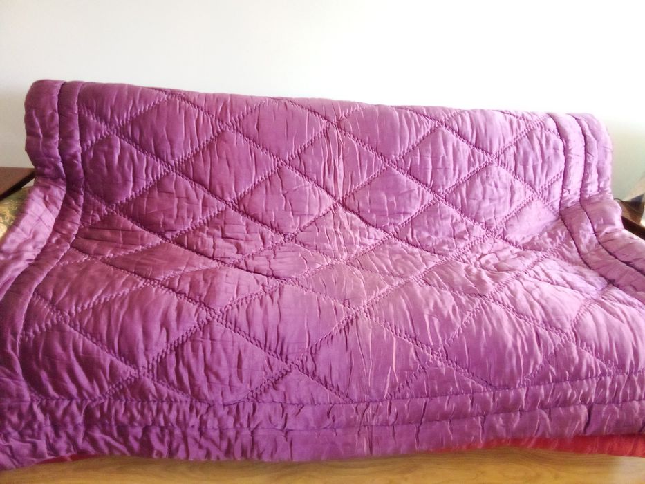 Атласна ватна ковдра - 1,95м. × 1,60м.. Товщина - 3-4см.