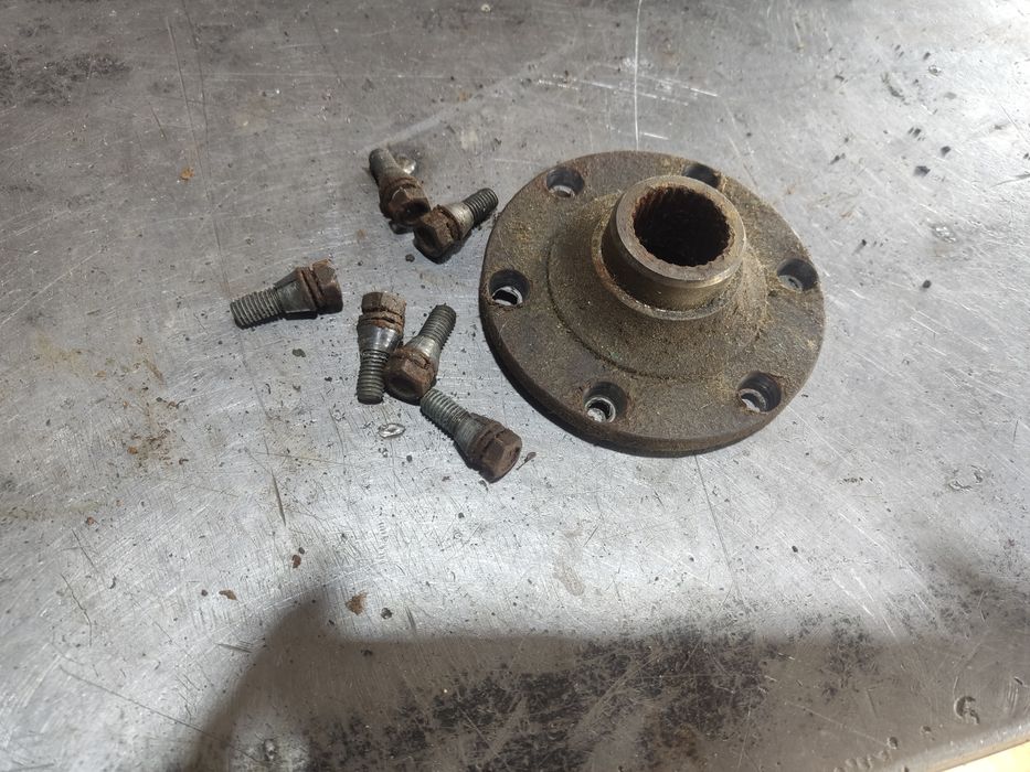 Zabierak sprzęgiełko ze śrubami na stożek Suzuki samurai