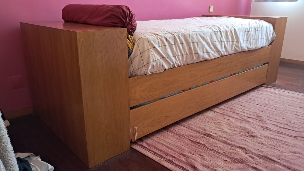 Cama de madeira maciça com cama-gaveta