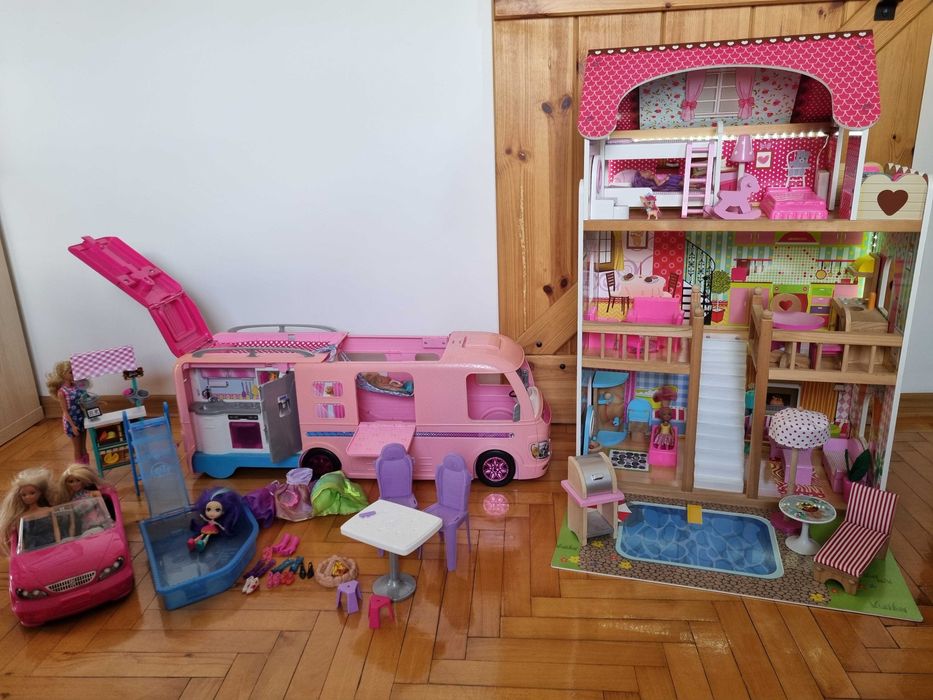 Barbie - domek drewniany z oświetleniem, camper, samochód, stragan