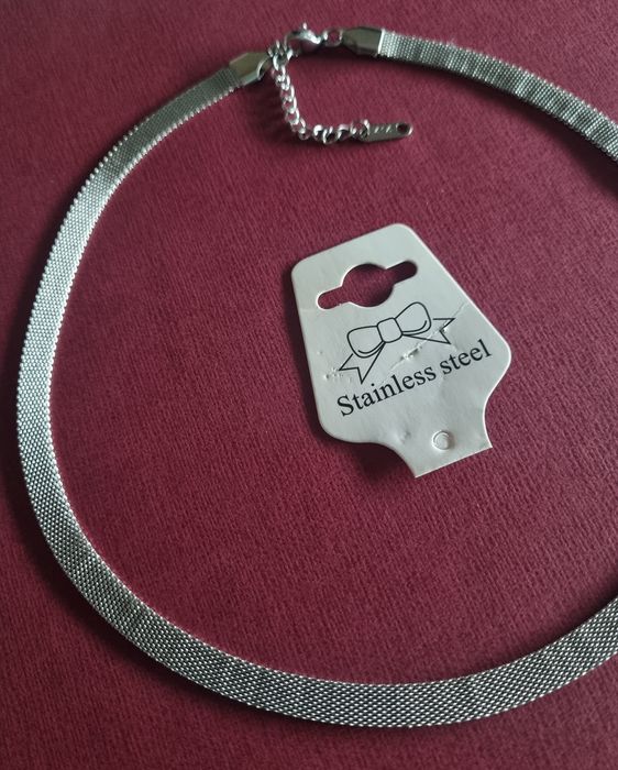 Colar/gargantilha prateada, em aço, com extensor.