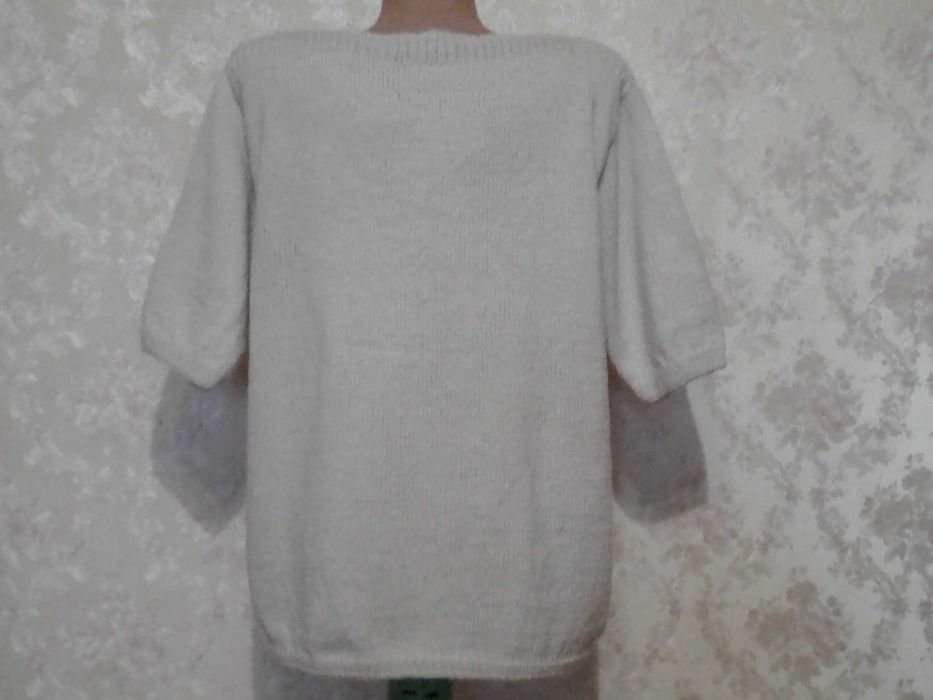 Продаётся кофточка ручной  вязки размер 50 - 52