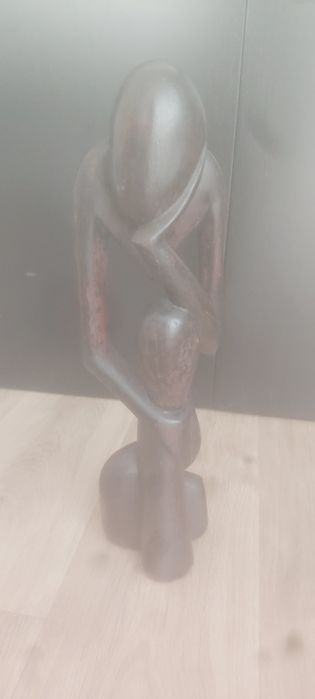 Vendo estatueta decorativa em madeira preta