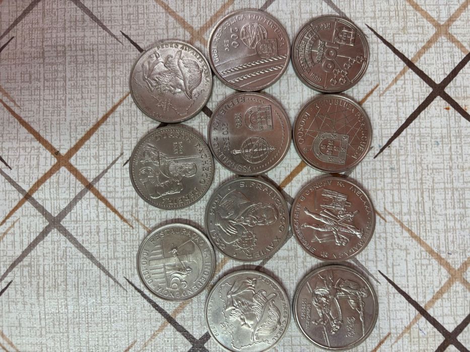 Moedas antigas de vários anos