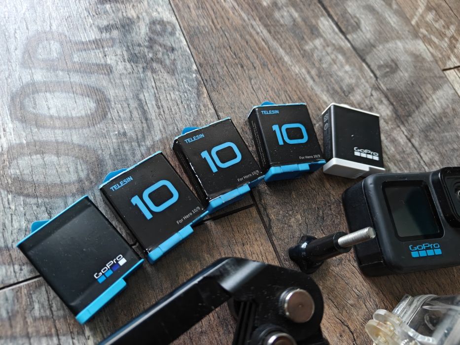 GoPro HERO 10 Black – zestaw z 5 akumulatorami, ładowarka, akcesoria.