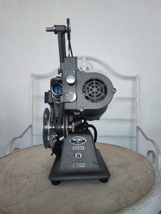 Projetor Antigo com acessórios e Tela