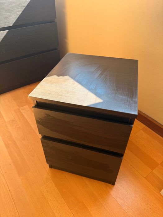 Mesa de cabeceira com 2 gavetas