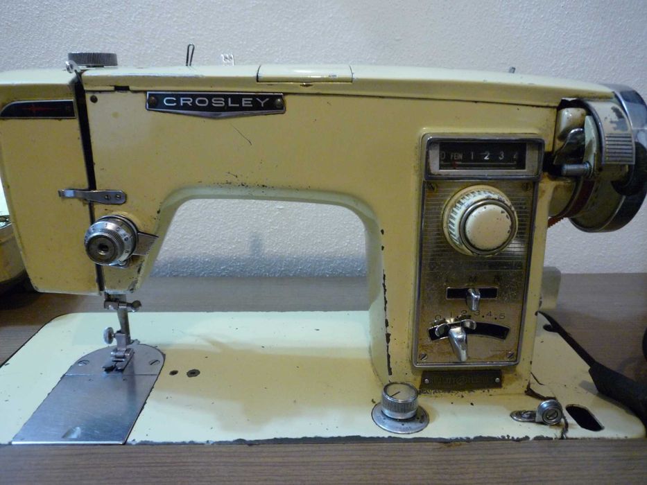 Máquina de costura da marca CROSLEY