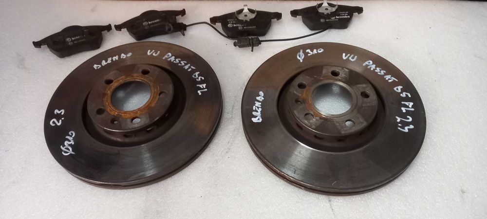 Tarcze hamulcowe przód + klocki BREMBO Volkswagen Passat B5 FL 2.3