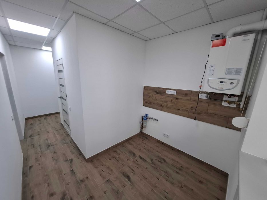 Магазин - офіс на вул. Олени Степанівни 50 . Фасадний вхід