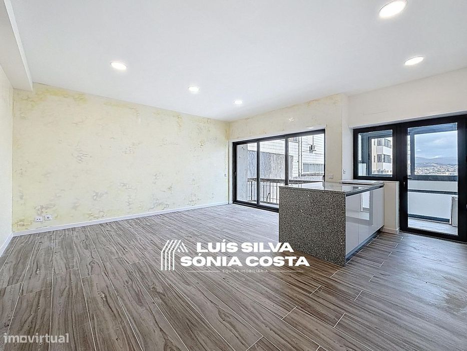 Apartamento T4 Totalmente Remodelado com 2 Varandas e Elevador –...