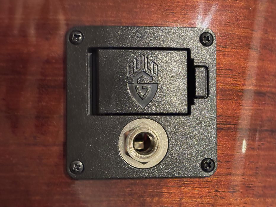 Guitarra eletroacústica GUILD OM-260CE Deluxe Blackwood