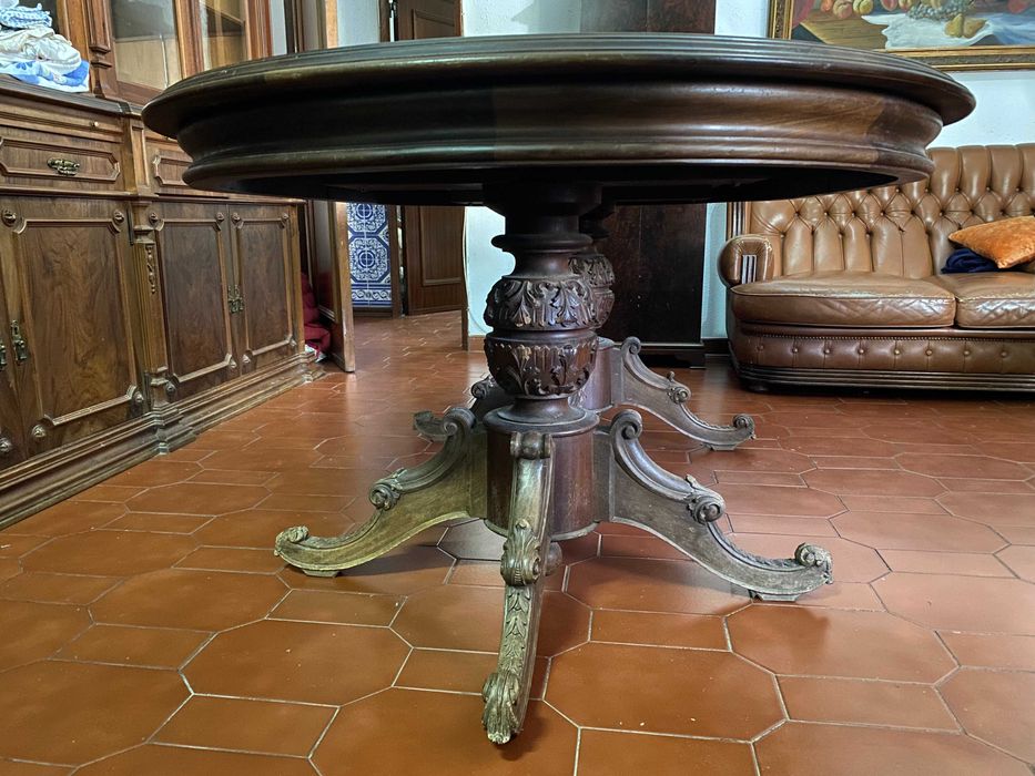 Bela mesa antiga de madeira maciça. Antiguidade. 8 lugares. 188.50cm