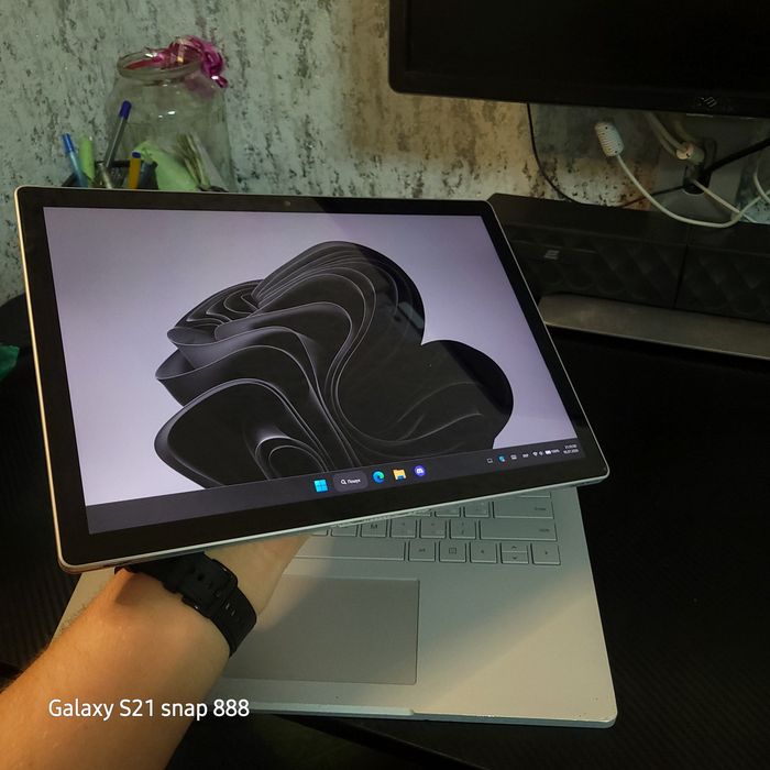 Microsoft surface book 2 13 | GTX 1050 | 1tb | i7 | 16gb