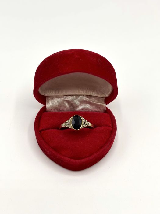 Pierścionek złoty z Szafirem 1,45ct i rozetami diamentowymi