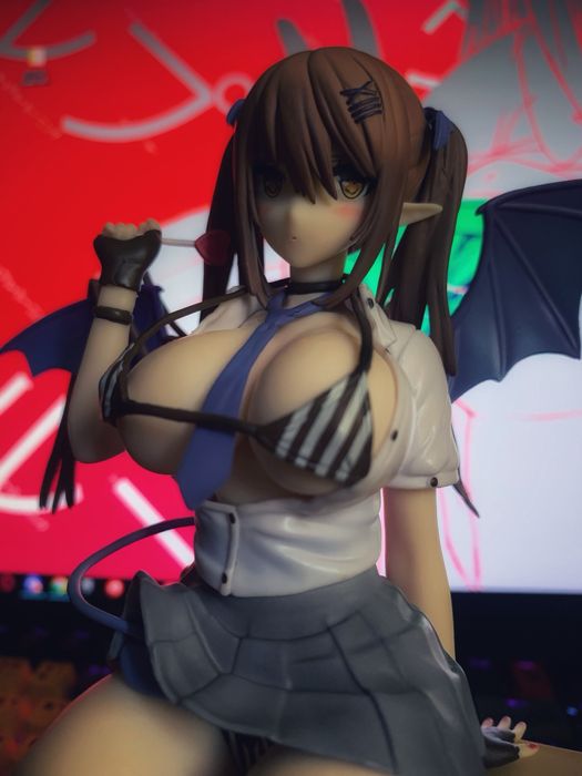 Аниме фигурка 18+, демоница сидящая на парте