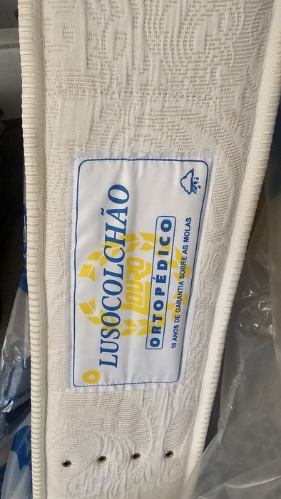 Cama Solteiro e Mesa de Cabeceira