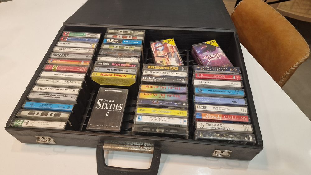 Porta cassetes áudio vintage incl. 50 cassetes