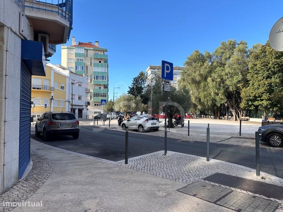 Apartamento T2 Renovado com Varanda e Elevador | Entrecampos, Lisboa