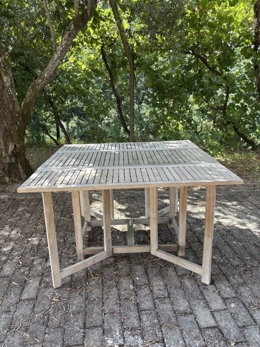 Conjunto de Móveis de Jardim em Madeira – Mesa + 4 Cadeiras + 2 Mesas Dobrável