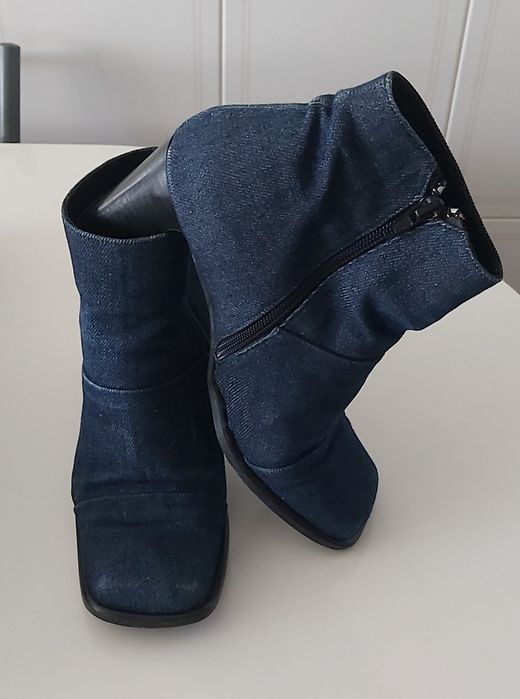 Botas de ganga escura com salto médio. T37