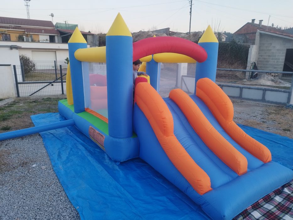 Insuflável pista de obstáculos