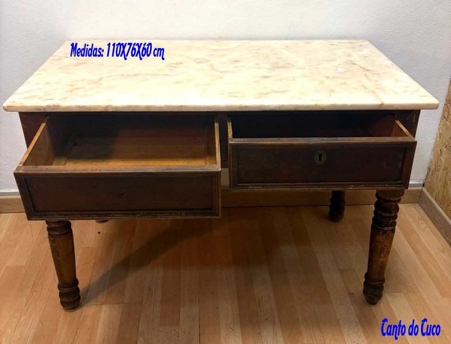 Mesa rústica antiga com tampo em pedra, . Com dimensões de 110x76x60 cm,