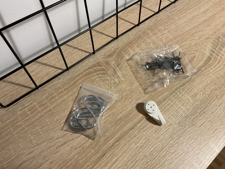 Grelha decorativa para parede Amazon com prateleira e acessórios