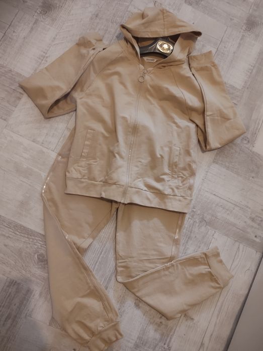 Dres dziewczęcy  jasno- beżowy COCCODRILO rozm. 164