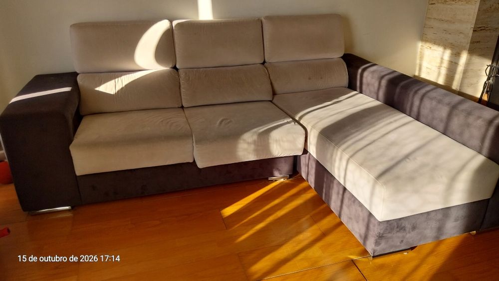 Sofá com chaise longue e arrumação